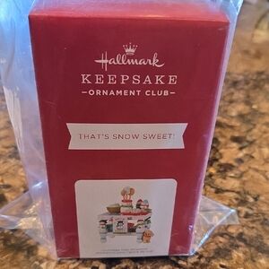 Hallmark Keepsake Ornament 'That's Snow Sweet'